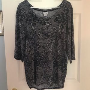 1x black and gray patterned top